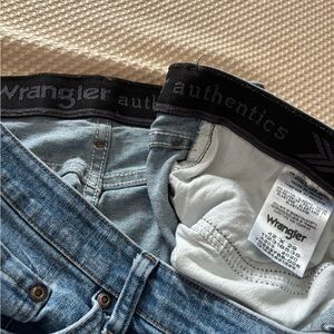 42W x 29L Wrangler Men's Authentic Blue Relaxed waist Fit Jeans